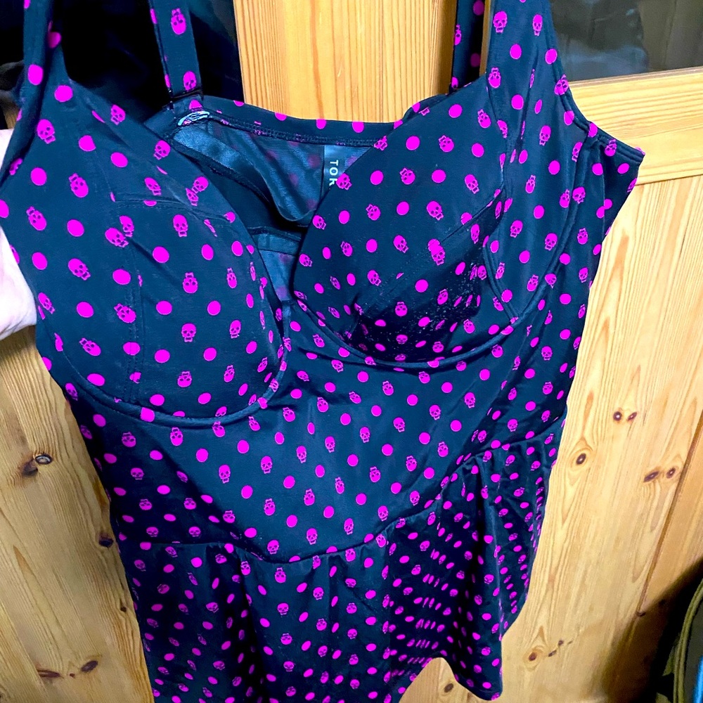 Torrid 3x black with pink skulls swimsuit with built in bra and cute swim skirt